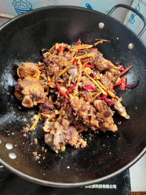 放入炸好的排骨，翻炒均匀！