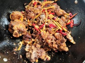 放入炸好的排骨，翻炒均匀！