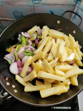 再放入炸好的土豆条，洋葱和青椒翻炒均匀！