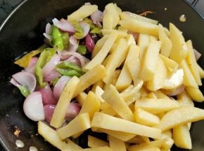 再放入炸好的土豆条，洋葱和青椒翻炒均匀！
