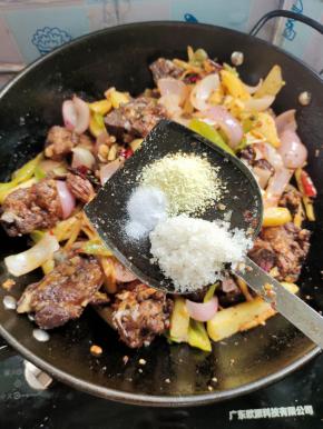 再放入一勺盐。一勺白糖和一大勺鸡精翻炒均匀！