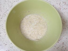 大碗里倒入纯牛奶，加入糖、盐和发酵粉混合均匀。 