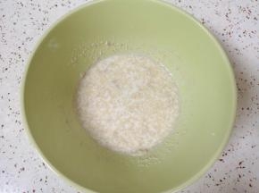 大碗里倒入纯牛奶，加入糖、盐和发酵粉混合均匀。 