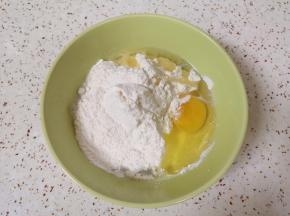 加入高筋面粉和玉米油，打入一个鸡蛋。