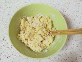 用筷子搅拌成絮状。 