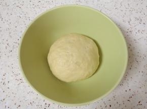 揉成面团，盖上保鲜膜发酵至两倍大。 