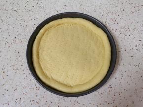 放入披萨盘，用叉子扎上小孔。 