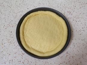 放入披萨盘，用叉子扎上小孔。 