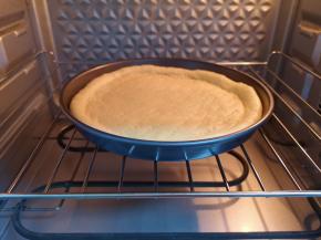 送入预热好的烤箱，选择烤箱的“披萨”功能，上下管185度烤8分钟。 