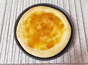 烤过的饼底取出抹上一层杏子果酱。 