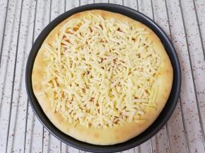 撒上一层厚厚的马苏里拉芝士，上面装饰一点蔓越莓干。