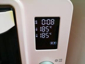 继续选择烤箱的“披萨”功能，送入预热好的烤箱，上下管185度烤8分钟，上色满意后可加盖锡纸。 