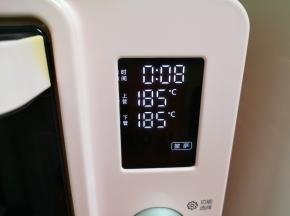 继续选择烤箱的“披萨”功能，送入预热好的烤箱，上下管185度烤8分钟，上色满意后可加盖锡纸。 