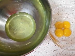 蛋清蛋黄分离。 