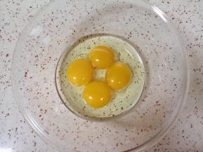 蛋黄里面加入玉米油，用手动打蛋器搅打均匀。 