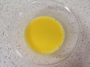 加入纯净水搅打均匀。 