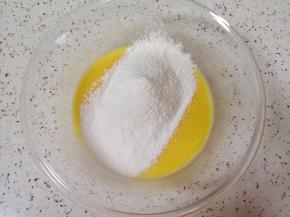 筛入低筋面粉，用手动打蛋器呈“Z”字形来回搅动，切记不要转圈搅拌，以免起筋。 