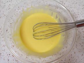 搅动至无干粉无颗粒，食材完全融合(如图)，放在一边备用。