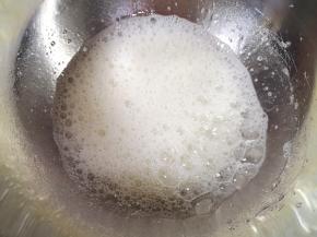 蛋清里面加入几滴柠檬汁，用电动打蛋器低速打发至粗泡状。 