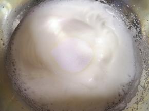 加入一半的细砂糖，中速打发至出现纹路。 