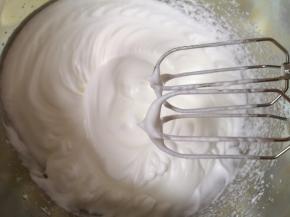 加入剩下的一半细砂糖，高速打发至提起打蛋器，打蛋器上出现小尖角就可以了。 