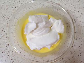 打发好的蛋白分成三份，取中间的三分之一加入到蛋黄糊里面，用硅胶刮刀采用切拌和翻拌的方法混合均匀。 烤箱上下管155度预热。 