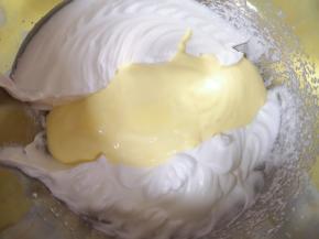 再把混合好的蛋黄糊倒回到剩下的三分之二蛋白里面，以同样的手法继续混合均匀。 