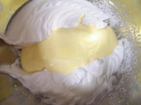 再把混合好的蛋黄糊倒回到剩下的三分之二蛋白里面，以同样的手法继续混合均匀。 