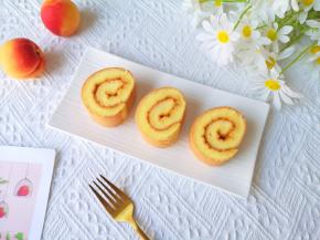 宝贝一口气吃两块。 