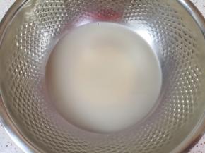 盆里倒入温水，加入糖、盐和发酵粉混合均匀。 