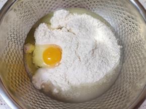 加入高筋面粉和玉米油，打入一个鸡蛋。 