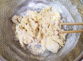 用筷子搅拌成絮状。 