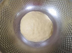 揉成面团，盖上保鲜膜发酵至两倍大。 