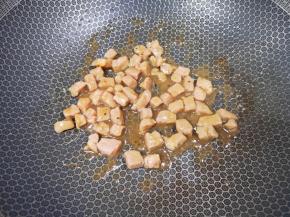 牛排常温解冻切成小块，炒锅内倒少许食用油，下入牛排翻炒至变色，加入黑胡椒酱翻炒入味关火。 