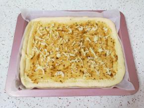 抹上一层黑胡椒酱，撒上少许马苏里拉芝士。 