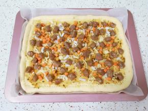 放上炒好的牛排，撒上洋葱胡萝卜丁。 