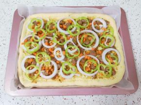 摆上青椒和洋葱圈。 