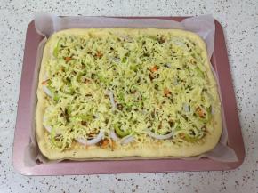 最后撒上一层厚厚的马苏里拉芝士。 