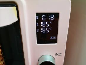 选择烤箱的“披萨”功能，上下管185度烤18分钟，上色满意后可加盖锡纸。 