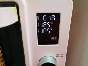 选择烤箱的“披萨”功能，上下管185度烤18分钟，上色满意后可加盖锡纸。 