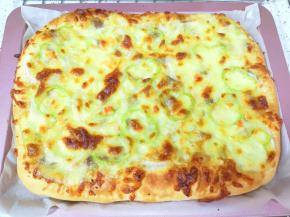 黑椒牛排披萨出炉。 