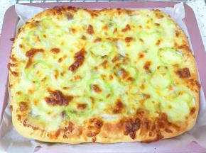 黑椒牛排披萨出炉。 