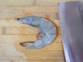 海虾开背挑出虾线，剪去虾枪虾须冲洗干净。 