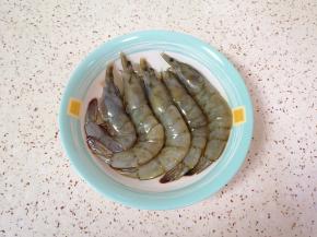 加入1勺葱姜料酒和2勺轻盐酱油，搅拌均匀腌制10分钟。