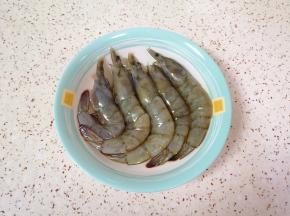 加入1勺葱姜料酒和2勺轻盐酱油，搅拌均匀腌制10分钟。