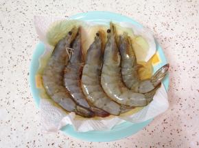 烤箱上下管200度预热，腌制好的海虾用厨房用纸吸干水分。 