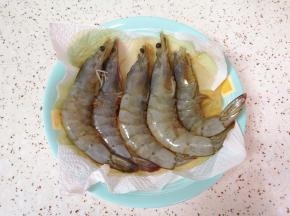 烤箱上下管200度预热，腌制好的海虾用厨房用纸吸干水分。 