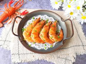 出炉撒上烧烤料和葱花。 