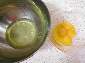 蛋清蛋黄分离。 