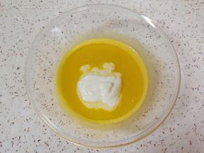 加入无糖酸奶和玉米油。 